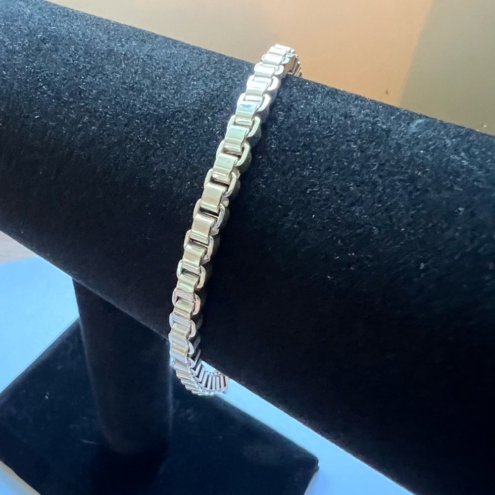 Silver Tone Box Chain Bracelet - Picture 4 of 7